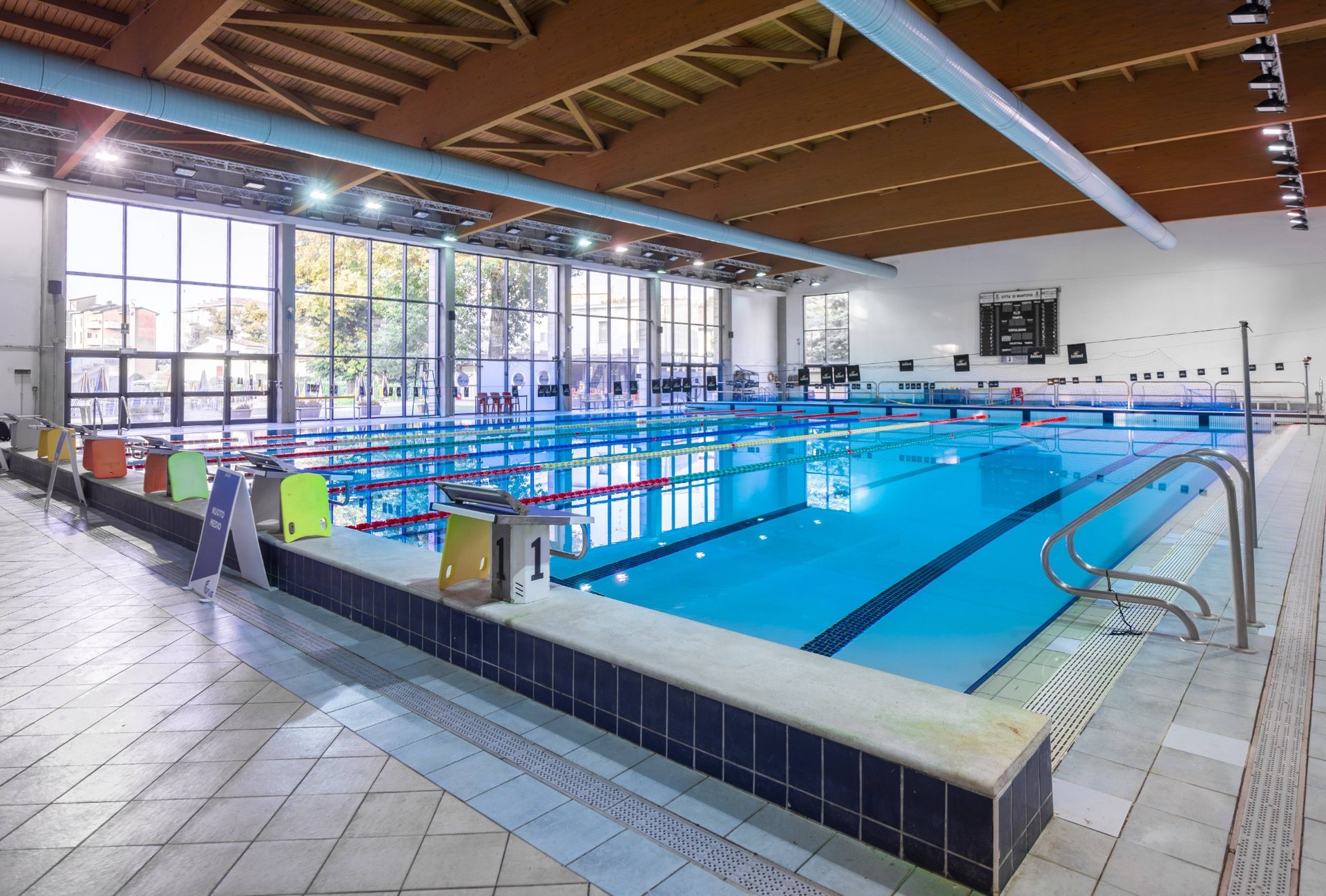 mantova_02_piscina_cubierta_calles